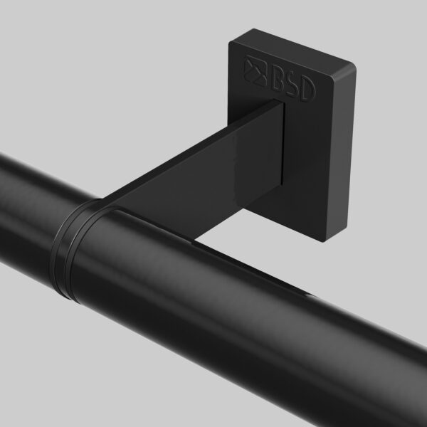 Detail der Halterung eines Haltegriffs MODULAR aus schwarz pulverbeschichtetem Stahl.