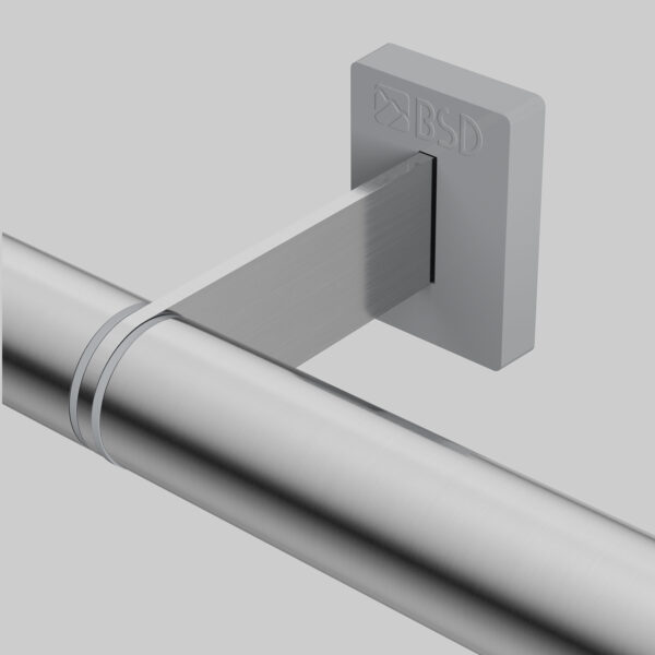 Detail der Halterung eines Haltegriffs MODULAR aus rostfreiem Edelstahl mit geschliffener Satin-Oberfläche.