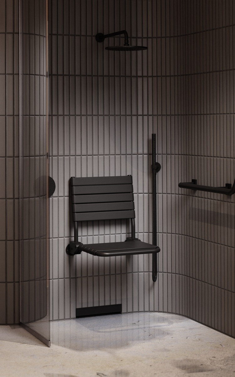 Barrierefreies Badezimmer mit schwarzen Haltegriffen und Duschsitz
